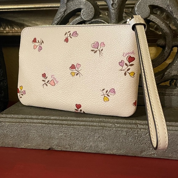 COACH NWT Corner Zip Wristlet with Heart Print - Picture 3 of 17